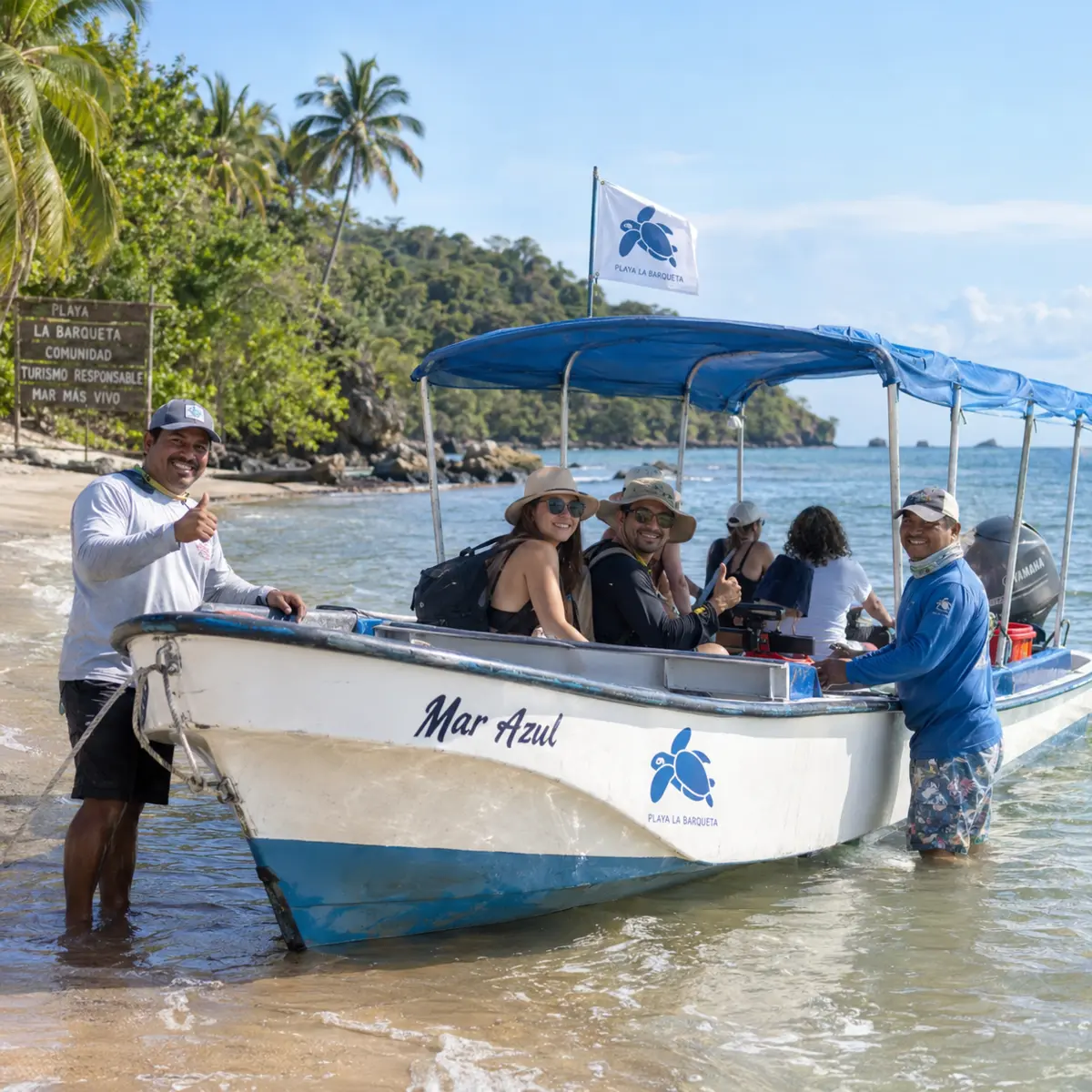 Lancha de turismo local con visitantes en Playa La Barqueta